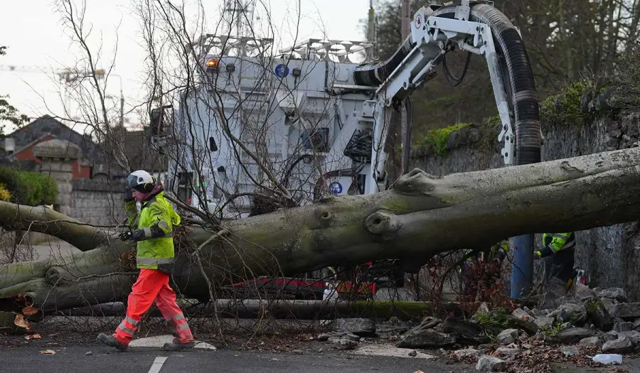Tá gá le gníomh práinneach sna cúig bliana amach romhainn mar gheall ar an damáiste a dhéanfaidh gaotha láidre dár líonra cumarsáide agus dár soláthar fuinnimh