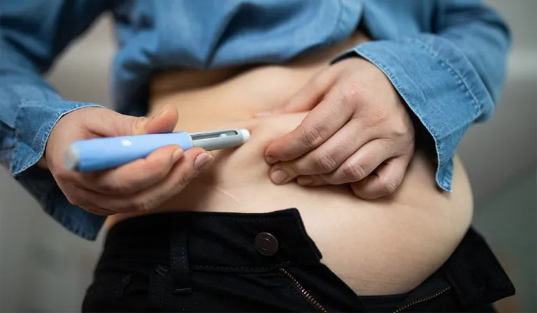 Léiríodh gur fadhb mhór atá ann, le cógais a bhfuil foinsí anaithnid acu – cosúil le pinn mheáchain caillteanas (weight-loss pens) ó Thuirc  – á bhfógairt go hoscailte ar na meáin shóisialta le drugaí eile