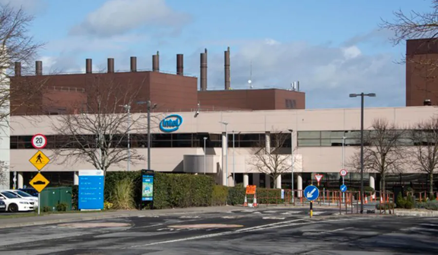 Tá an gléasra i Léim an Bhradáin lárnach i n-oibríochtaí Intel san Eoraip, le thart ar 4,900 duine fostaithe ann