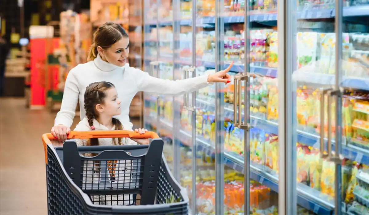 Mar sin féin is a mhalairt atá ar siúl le Booths, grúpa réigiúnach i Lancashire. Tá siad tar éis formhór a gcuid córais féinseirbhíse a bhaint agus filleadh ar fhoireann dhaonna