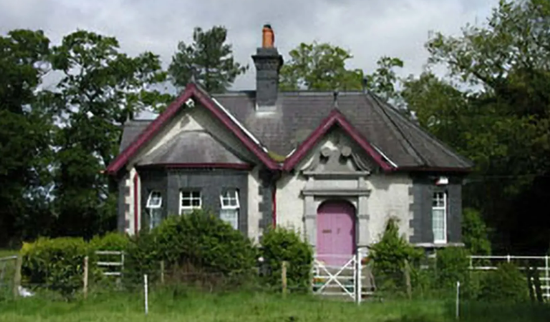 Bhí an teach in úsáid roimhe seo ag oibrí feirme agus a theaghlach, agus ina dhiaidh sin ag a bhean chéile go dtí 2011