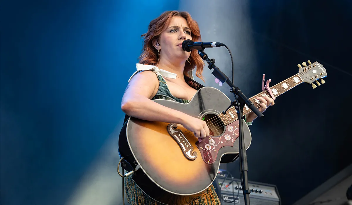 San amhrán tá CMAT ag labhairt faoina bheith ‘ag éirí níos dofheicthe'