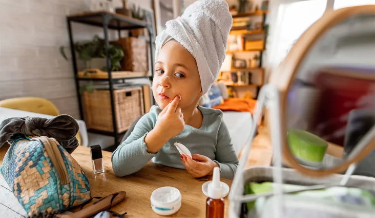 Tá cuid de na páistí seo chomh hóg le cúig bliana d’aois