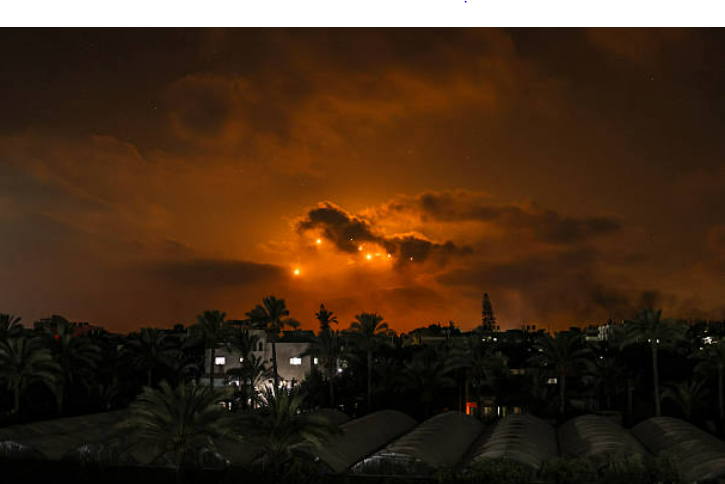 Rinne finnéithe cur síos ar ionsaithe ollmhóra aeir thar oíche i nDeir al-Balah, an ceantar deireanach atá fágtha i nGaza nár fhulaing damáiste suntasach cogaidh agus atá plódaithe le Palaistínigh díláithrithe ó áiteanna eile