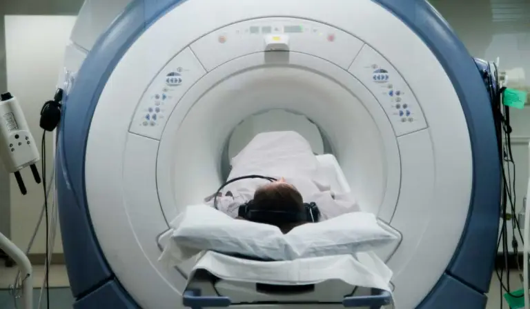 In ainneoin an tslabhra, dúirt Adrienne gur ligeadh dó dul isteach sa seomra MRI