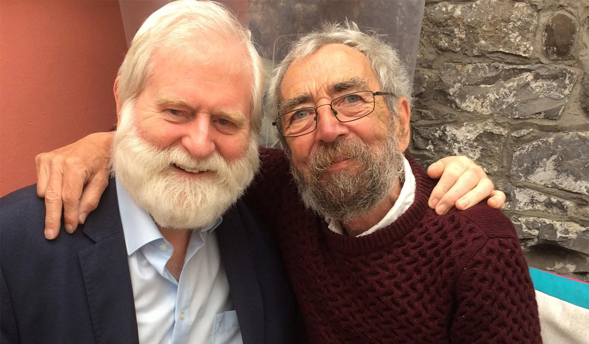 Mickey MacConnell le John Sheahan as na Dubliners. Pic: Facebook