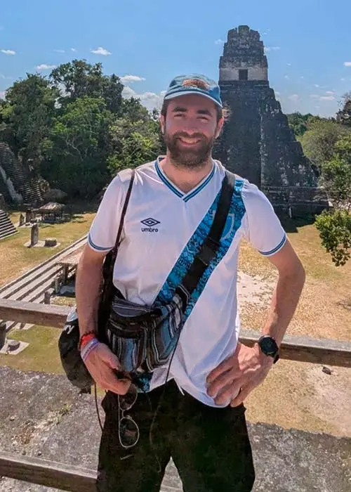 ‘Bhí sé níos mó ná peileadóir — ba thaistealaí mór é a raibh suim mhór aige i gcultúir eile agus sna daoine a bhuail sé leo'