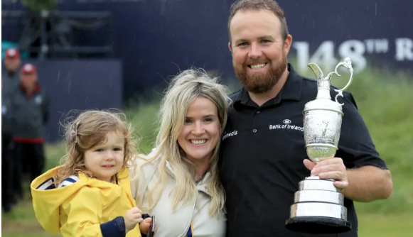 Shane Lowry leis an Chorn Claret ina láimhe le Wendy agus a iníon Iris. Pictiúr: David Cannon/Getty Images