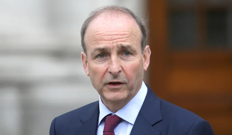 Mícheál Martin ag tabhairt ónós do Brian Crowley