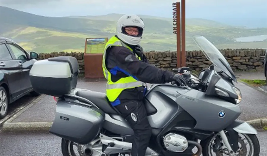 Tá An Chonair (the Conor Pass) clúiteach mar gheall ar a chasadh géara , go háirithe agus tú ag druidim leis an mbarr