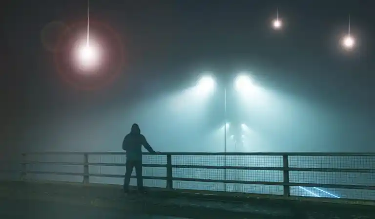 Bhí na grianghraif de na sásair eitilte greamaithe go tapa ar bhalla an bheáir