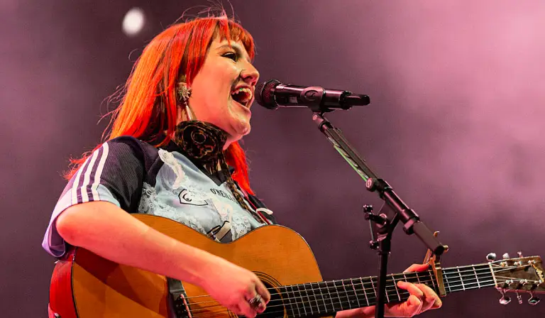 Dúirt an BBC gur craoladh an leagan raidió den amhrán a cuireadh ar fáil ag an gcomhlacht taifeadta