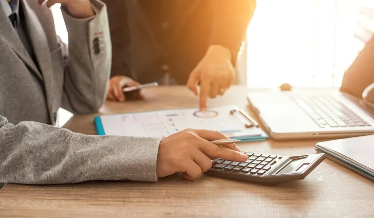 Léiríonn taighde bearna mhór idir muinín dhaoine faoina gcumas airgeadais agus an réaltacht 