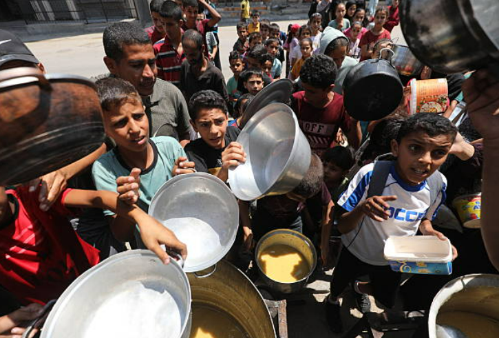 Fuair 33 Palaistíneach ar a laghad, lena n-áirítear 12 leanbh, bás leis an ocras i nGaza le 48 uair an chloig anuas