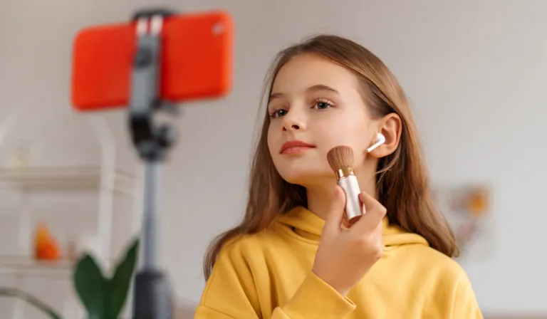 Cuireadh tús leis an bhfadhb GRWM ag déagóirí a bhí ag iarraidh a gcuid nósanna cúraim craicinn agus gruaige a thaispeáint agus iad ag ullmhú d’oíche amach