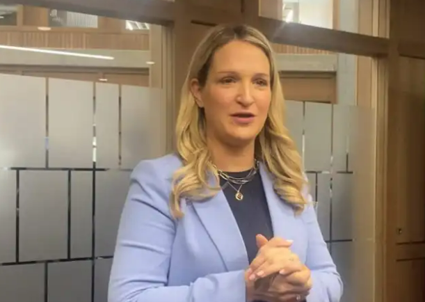 Dúirt McEntee go bhfuil sí ag díriú go háirithe ar an gcaoi a bhféadfadh foghlaim na Gaeilge a dhéanamh ‘spraíúil’