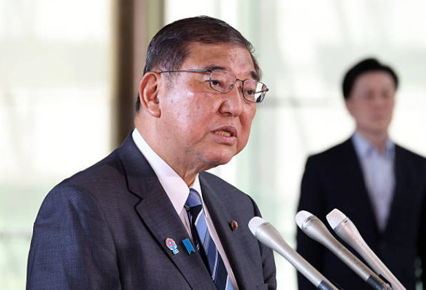 Sa tSeapáin, thug an Príomh-Aire Shigeru Ishiba rabhadh do na meáin faoi na contúirtí