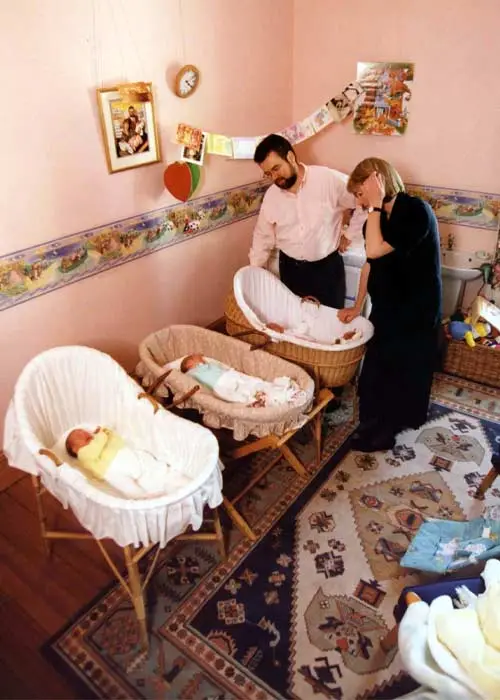 Sa bhliain 1995 tháinig a bpáistí Ronan, Ellen, agus Seán ar an saol —tríréad a tháinig le hiontas