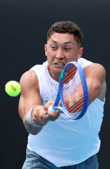 Leanann James cosáin imreoirí Éireannacha eile ar nós Louk Sorensen agus Conor Niland