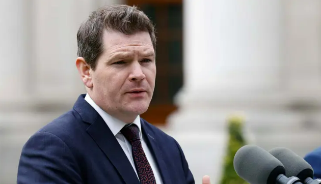 Peter Burke ag caint faoi dul chun cinn i nGaeltacht na Gaillimhe