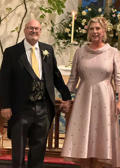 Tugtar Bantiarna Digby ar Sarah anois, tar éis di an milliúnaí Lord Henry Digby, Barún Uíbh Fhailí, a phósadh