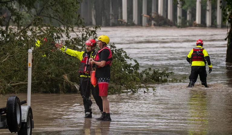 I measc na gceantar ina bhfuiltear ag súil le tuilleadh tuilte tá Camp Mystic