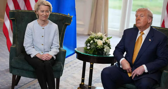 Tá Ursula von der Leyen, Uachtarán an Choimisiúin Eorpaigh, cáinte go géar