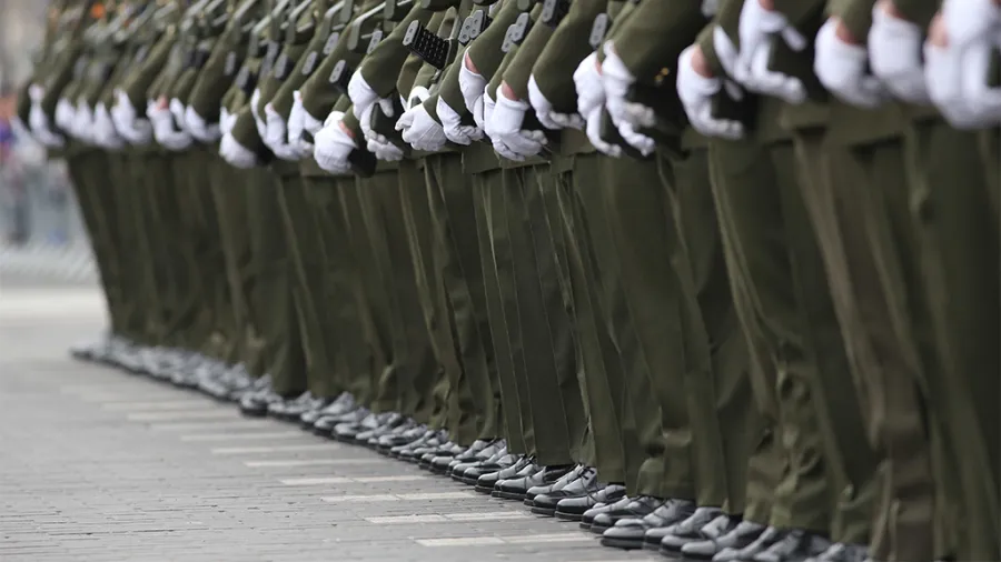 As 12,942 iarratas chun dul isteach sna céimeanna liostaithe sna Fórsaí Cosanta, ní raibh ach 1,751 acu ó mhná 