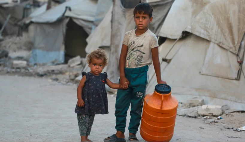 Páistí Pailistíneach i gCathair Gaza ar an 29ú de Mhí Lúnasa 2025. Pictiúr: BASHAR TALEB/AFP trí Getty Images)