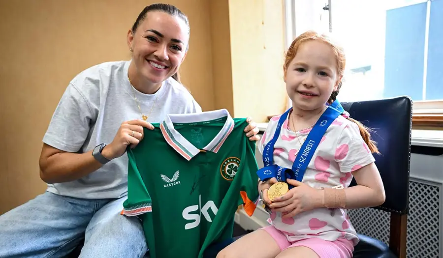 Anois is laoch í Katie McCabe do leanaí óga