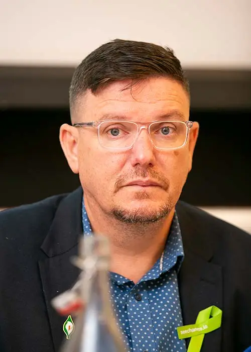 Deir Mark Ward, Teachta Dála de chuid Shinn Féin, go bhfuil gá le rialacháin n