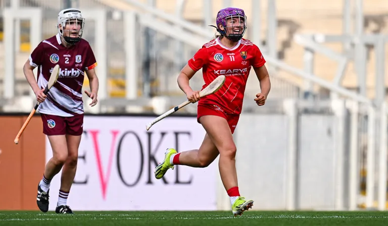 Orlaith Cahalane as Corcaigh ag ceiliúradh tar éis di an chéad chúl a scóráil dá foireann le linn chluiche ceannais Chraobhchomórtas Camógaíochta Sinsearach Uile-Éireann Glen Dimplex. Pic: Sportsfile