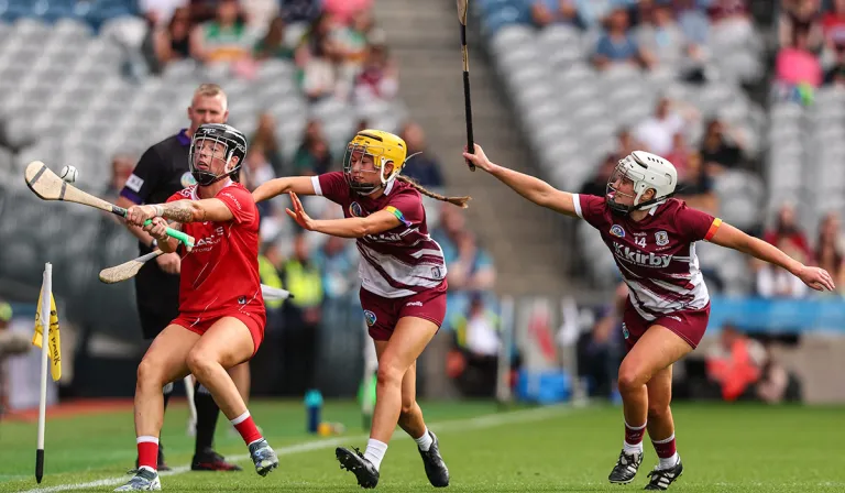 Ashling Thompson ó Chorcaigh le Annmarie Starr agus Ailish O’Reilly as Gaillimh. Pic: INPHO/Ben Brady