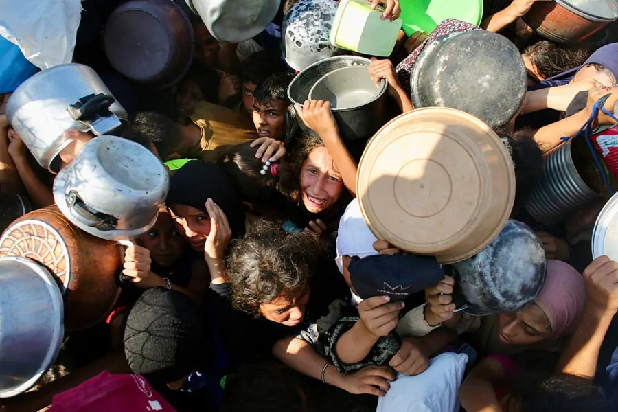 Deir grúpaí daonnúla – lena n-áirítear eagraíochtaí Iosraelacha a bhfuil ról idirghabhála acu – go bhfuil an scéal á dhéanamh níos measa ag líon mór constaicí riarachái