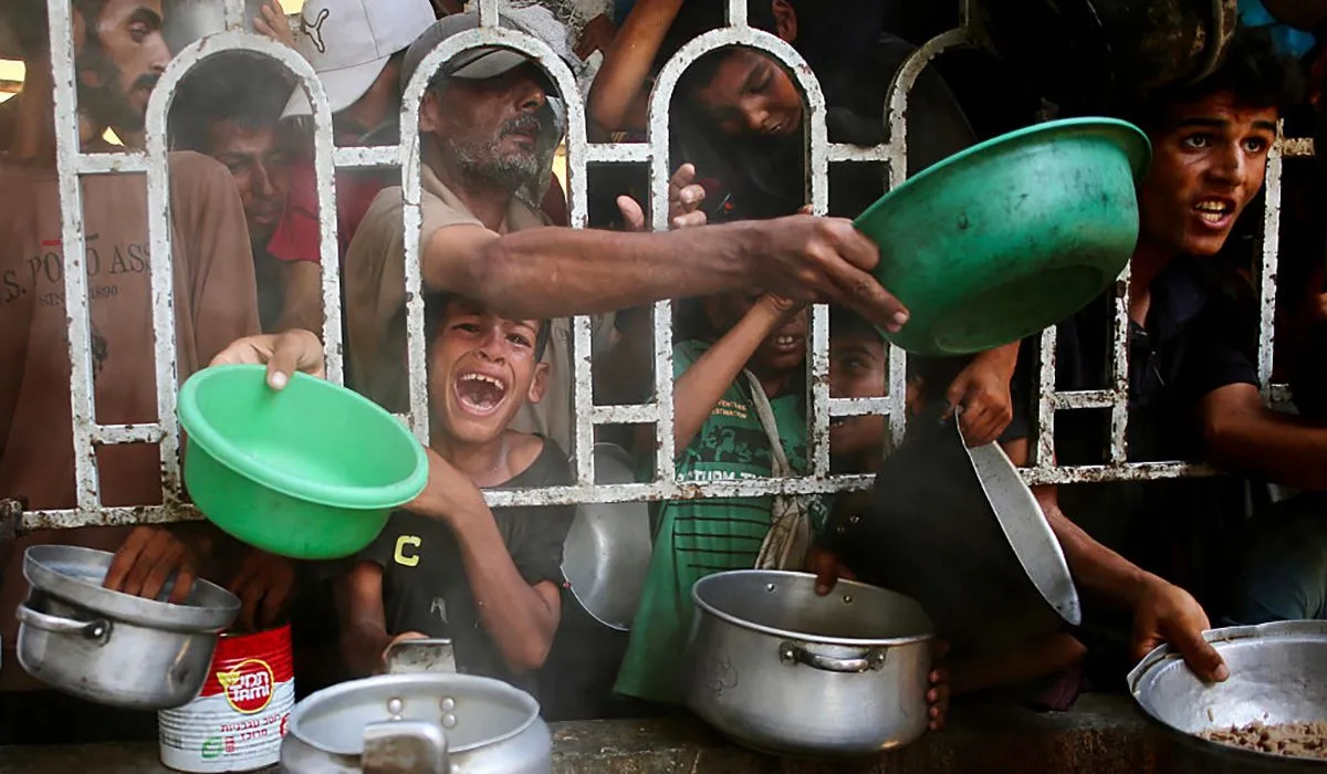 Páistí ag lorg bia i nGaza
