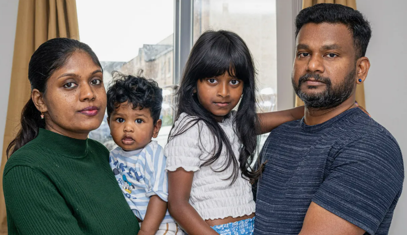 Teaghlach Achuthan ina dteach i bPort Láirge. Grianghraf: Michael Chester