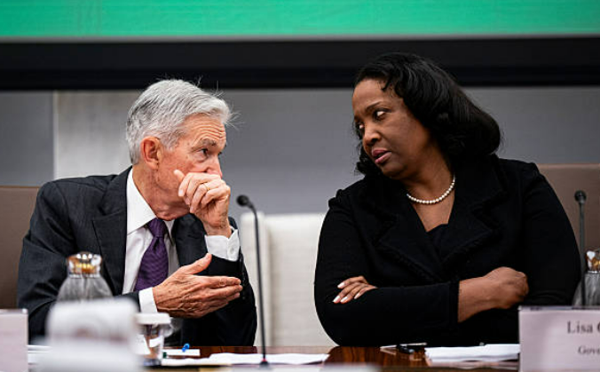 Cathaoirleach an 'Fed' Jerome Powell agus Lisa Cook