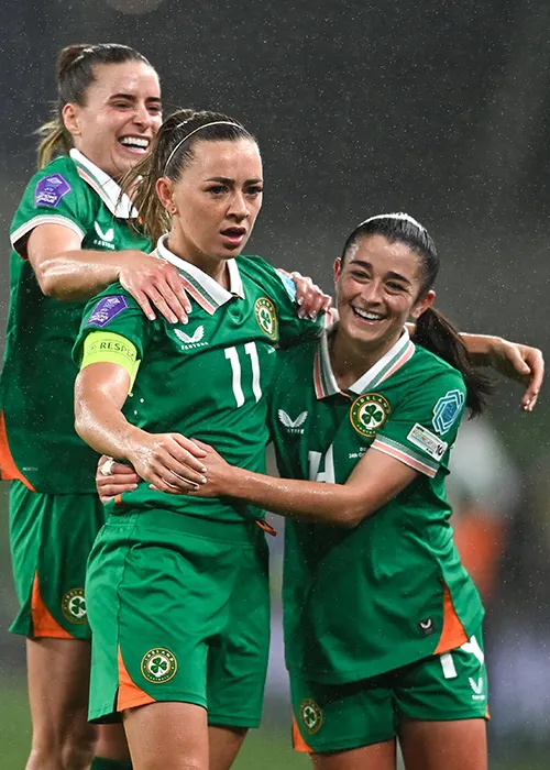 Katie McCabe ag ceiliúradh lena comhghleacaithe foirne Chloe Mustaki agus Marissa Sheva. Pictiúr: Sportsfile