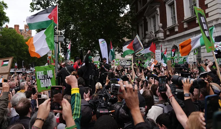 Lucht tacaíochta Kneecp lasmuigh den chúirt