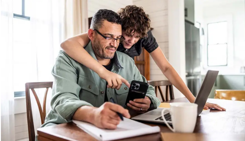  Creideann 61% de thuismitheoirí san iomlán nach ndéanann scoileanna go leor chun cabhrú le costais filleadh ar scoil a choinneáil íseal