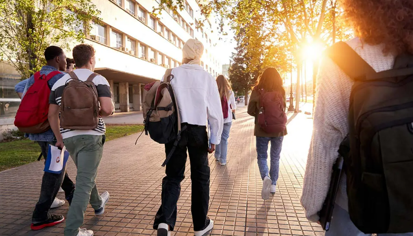 Deir 64% go ndéanann siad siopadóireacht ar líne le haghaidh soláthairtí