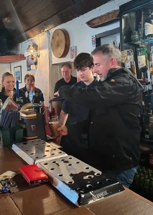 Steve Carell ag tarraingt pionta