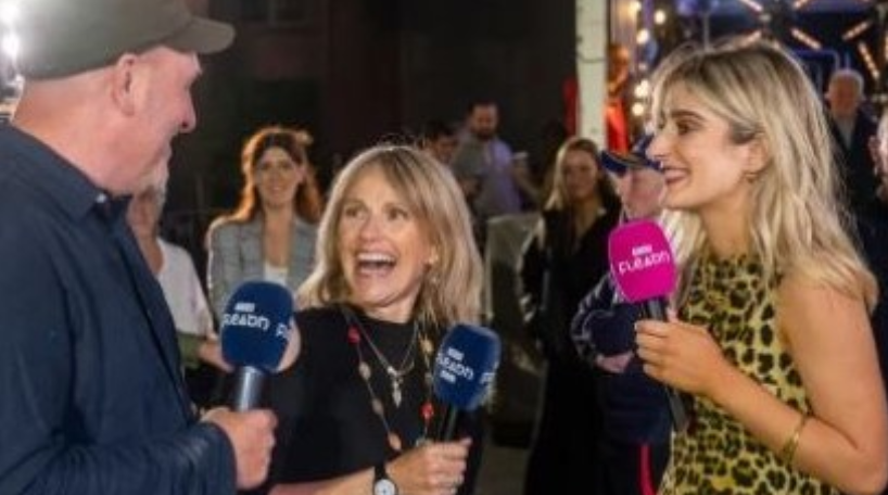 Doireann Ní Ghlacáin (ar dheis) ag cur Fleadh '24 i láthair ar TG4