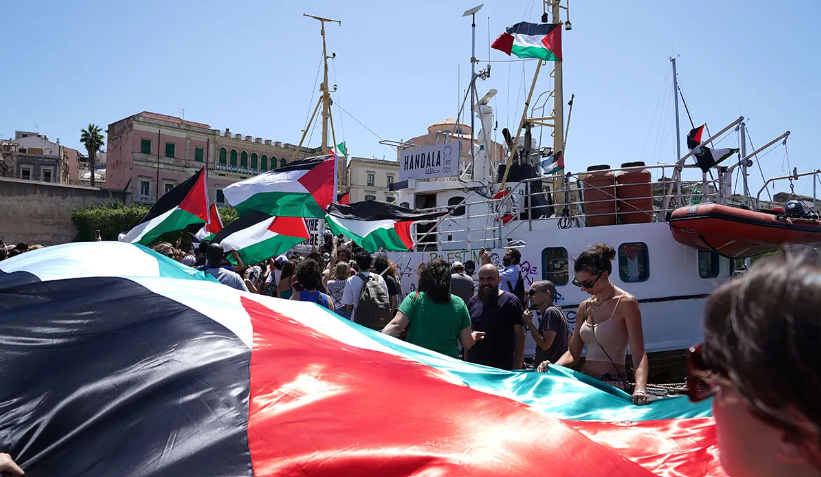 Dúirt an flotilla gur chuaigh soithí anaithnid (unidentified vessels) i dteagmháil le roinnt dá mbáid