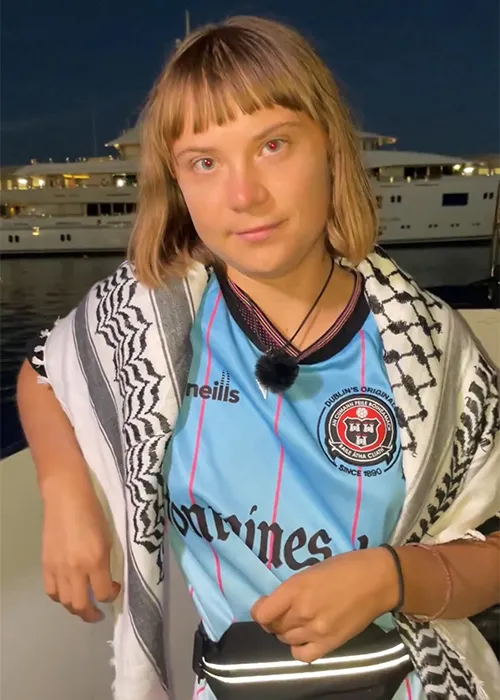 Greta Thunberg le geansaí Bohs are on chabhlach