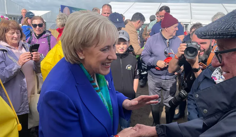 Léirigh eagraíochtaí Gaeilge a míshástacht léi mar gheall gur dhiúltaigh sí bualadh leo