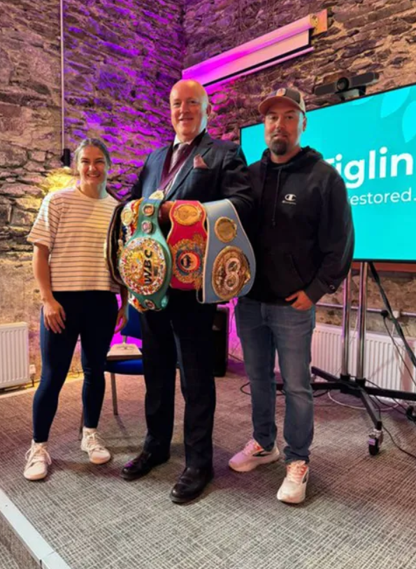 Katie Taylor (ar dheis), Seanadóir Aubrey McCarthy (lár), agus Sean McCavanagh ag Tiglin. Pictiúr: X/Aubrey McCarthy