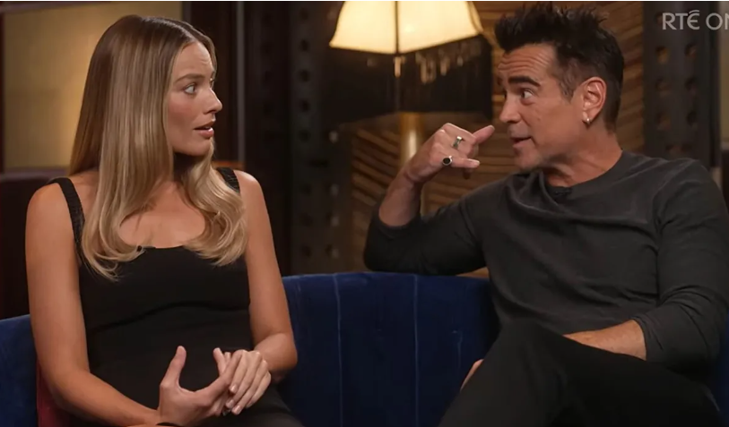 Margot Robbie agus Colin Farrell ar an Late Late Show