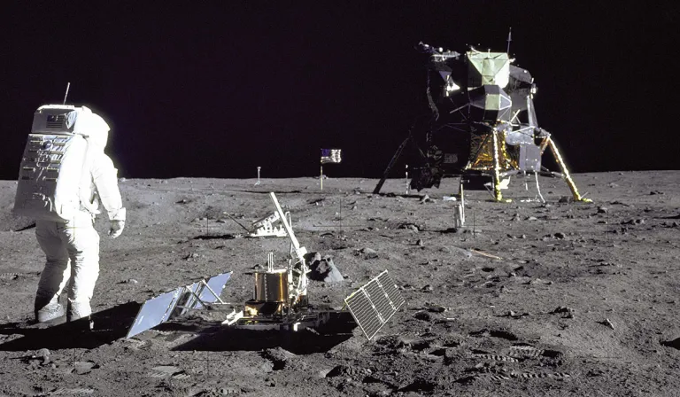 Buzz Aldrin agus Neil Armstrong ar an ghealach