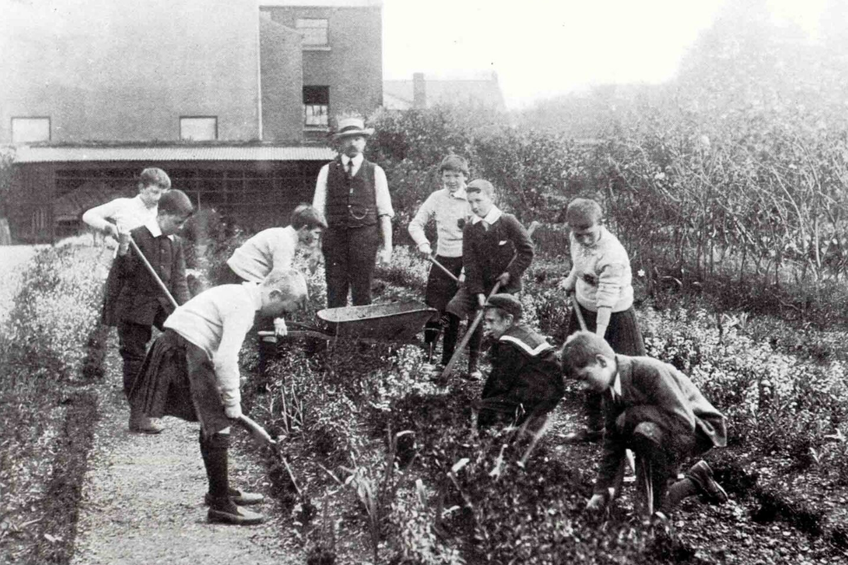 Ag obair sa ghairdín
